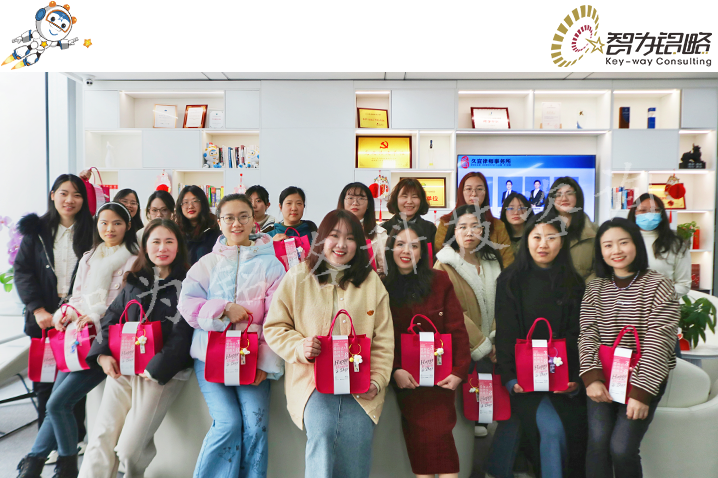 不懼時光，活出魅力丨智為銘略祝每一位平凡而偉大的你，節日快樂